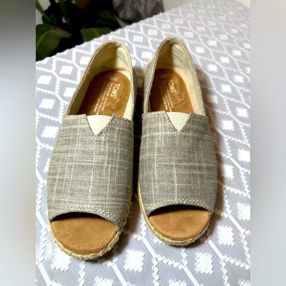 Tom’s  Beige Open Toe Flat Shoes, Women’s Size 6W - Picture 2 of 9